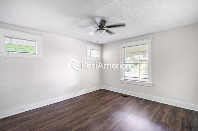 Building Photo - Newly Renovated 4/2 in Midtown!