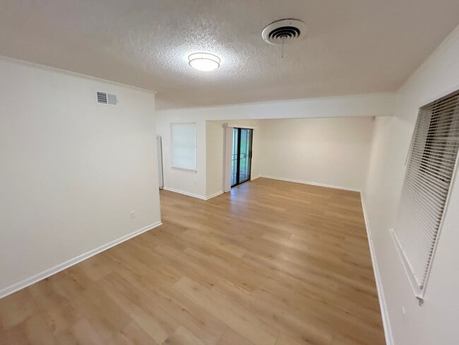 Building Photo - 1885 Dessa Dr