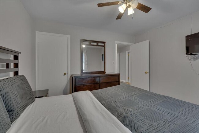 Building Photo - 804 Urban Ave