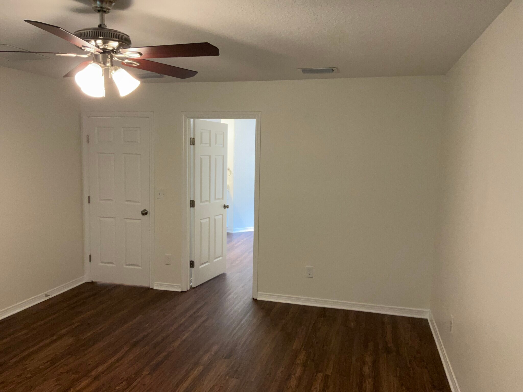 Building Photo - 3256 Silverado Cir
