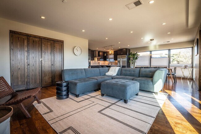 Building Photo - 4 bed / 4.5 bath flat in South Plaza overlooking UMKC and Brookside Blvd