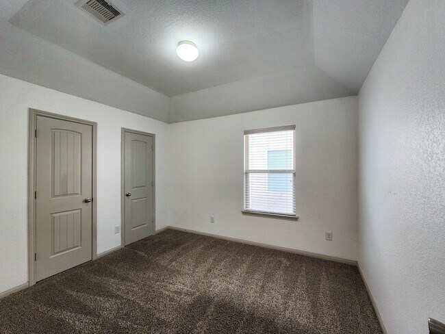 Building Photo - 4515 Greenleaf Dr