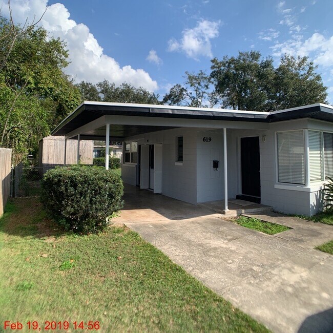 Building Photo - Charming 3 Bedroom 1.5 Bathroom POOL Home in Orlando!!