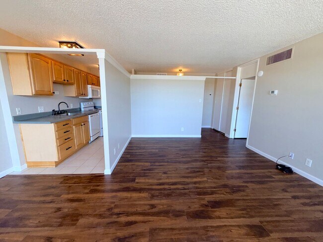 Building Photo - Reno Highrise Condo - Mountain & City Views
