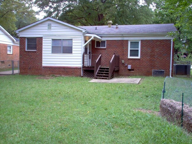 Building Photo - 3-Bedroom 1-Bath Single Family Home Coming...