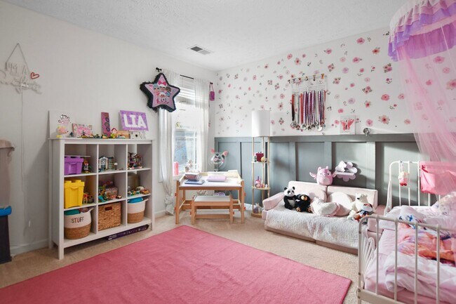 Building Photo - Pet Friendly Three Bedroom with Bonus!