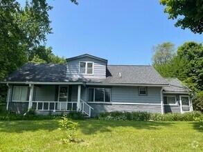 Building Photo - Updated 3bd/2ba in Rochester Hill house w/...