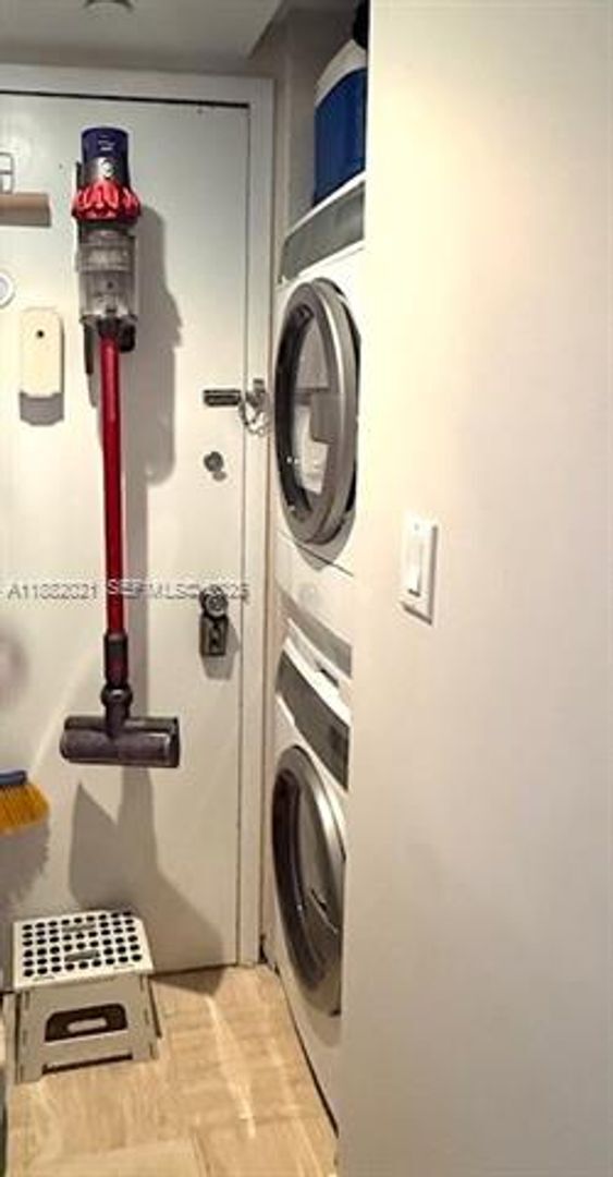 Building Photo - 1121 Crandon Blvd