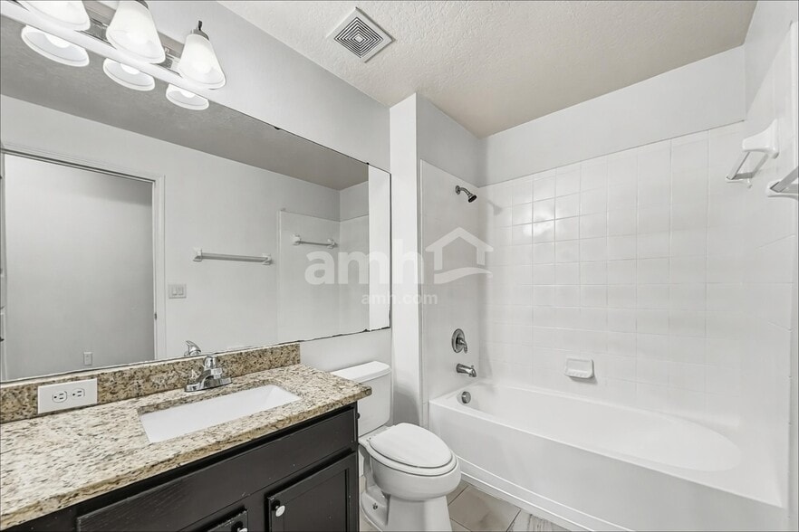 Building Photo - 1002 Cristelle Jean Dr