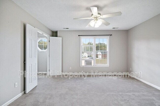 Building Photo - 320 Roundtree Dr