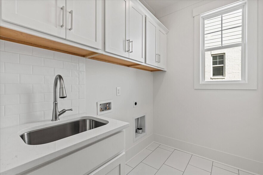 Building Photo - 321 Old Shackle Island Rd