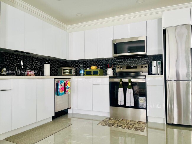 Building Photo - 3049 NW 6th Ave