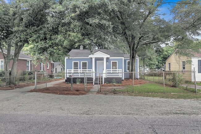 Building Photo - Renovated 3 Bedroom 2 Bathroom - Available...