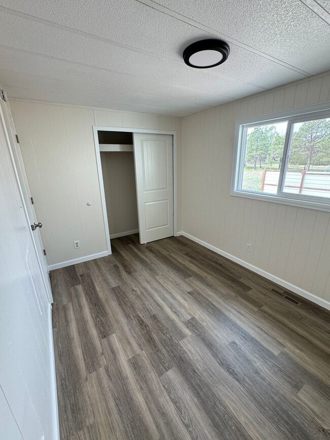 Building Photo - 4 Bedroom 2 Bath - Quiet country Property