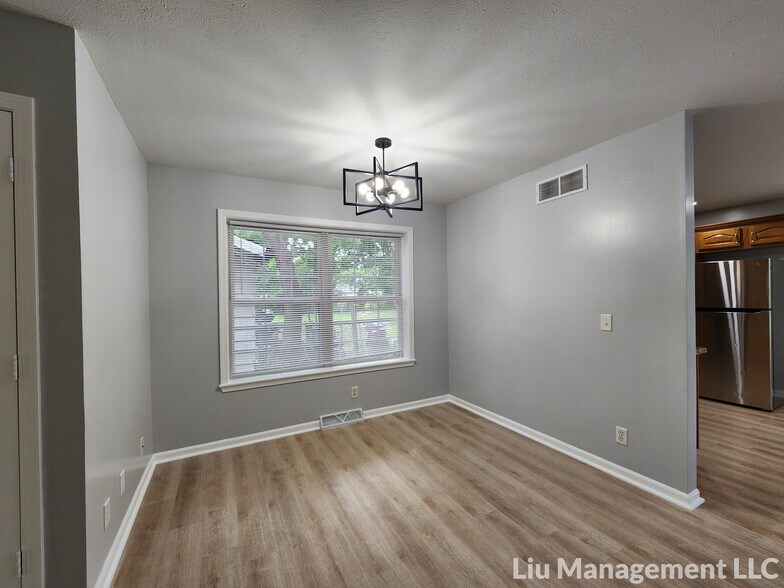 Building Photo - 1042 N Traub Ave