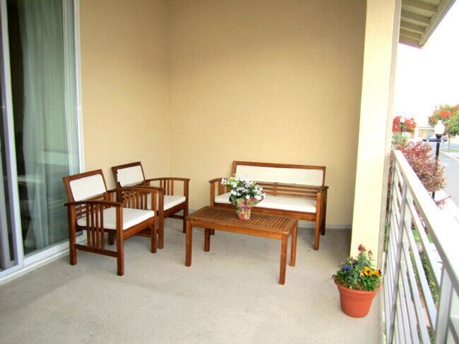 Building Photo - Beautiful 3 bedroom, 3 bath Condo in prime San Jose Location