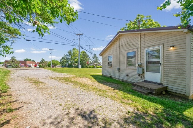 Building Photo - 3 Bedroom Home For Rent Near Lowes On Madison Street!