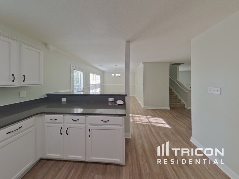 Building Photo - 807 Sinclair Dr
