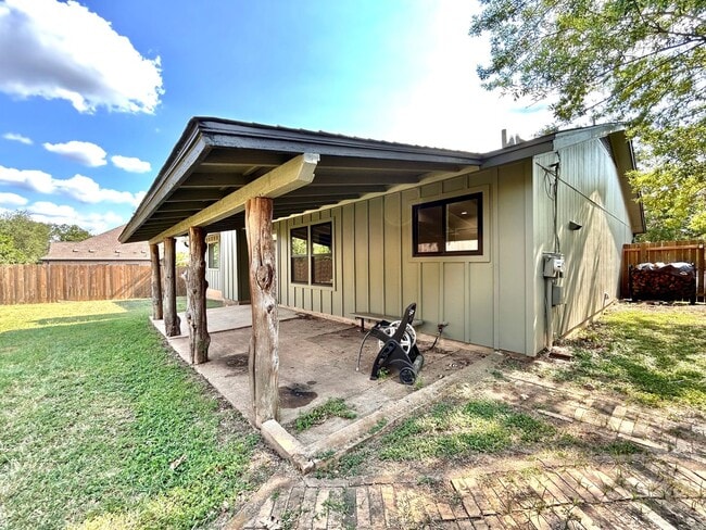 Building Photo - Cozy 3-Bedroom, 2-Bath Home with Covered D...
