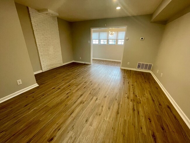 Building Photo - Townhome with Pool!