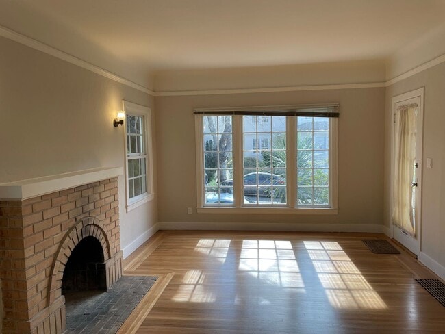 Building Photo - North side, quiet and spacious one bedroom is walking distance to the north side of the UC Berkel...