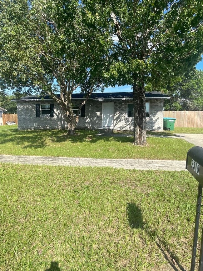 Building Photo - 3 Bed 1 Bath Home | Pet Friendly | Fenced ...