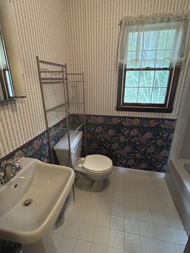 Building Photo - 4/2.5 in Beautiful Warrensville! Lots of S...