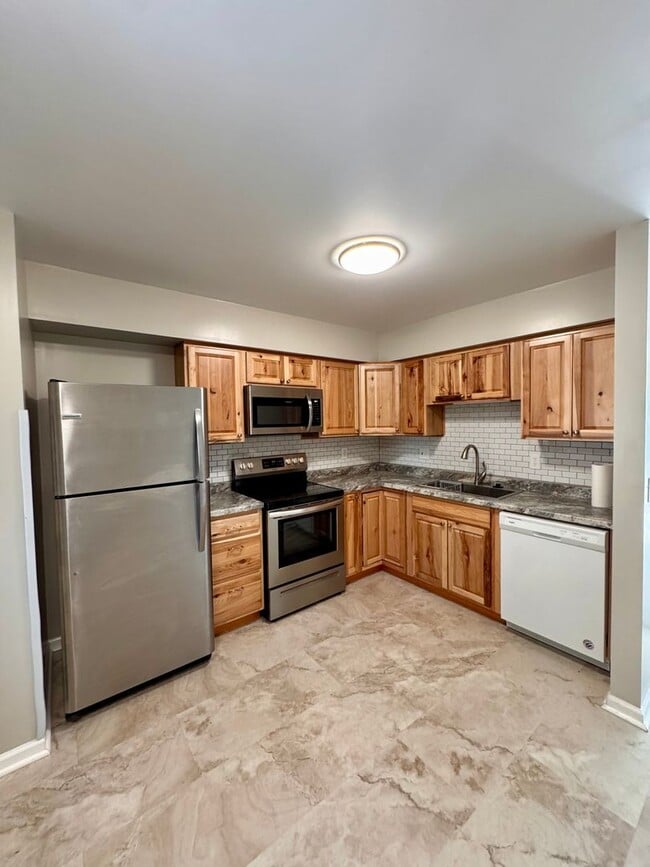 Building Photo - Charming 2 Bedroom Townhouse in New Market