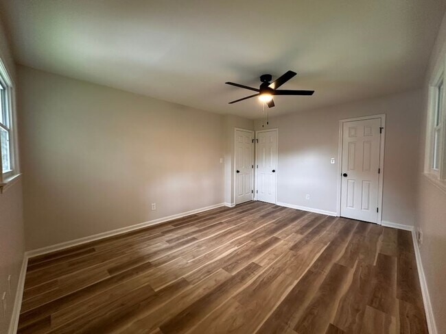 Building Photo - 4 bed 3 bath in Decatur!