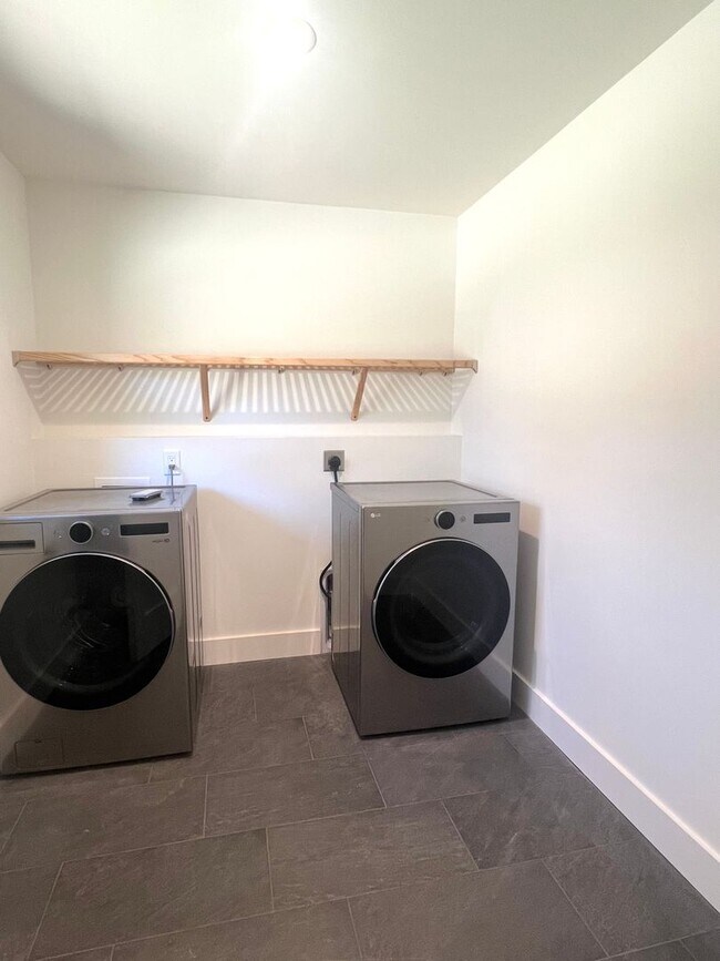 Building Photo - 3 Bedroom 2 Bath house Great Hendersonville Location!