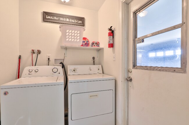 Building Photo - 531 W Del Campo Ave