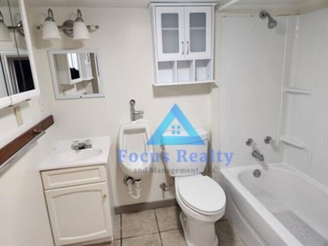 Building Photo - 426 E Wheeling St