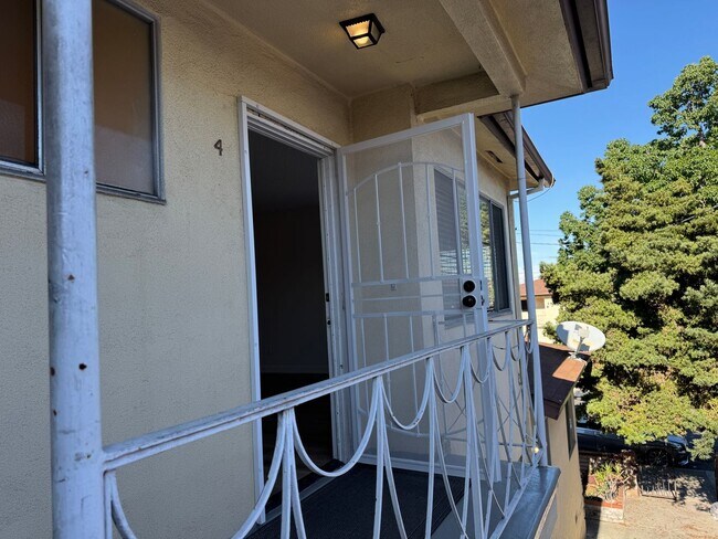 Building Photo - 673 W 22nd St