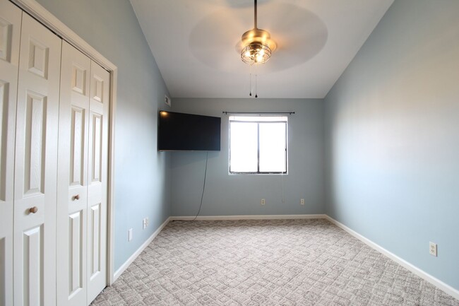 Building Photo - Top floor completely remodeled condo with ...