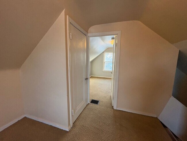 Building Photo - 8123 Vista Ave