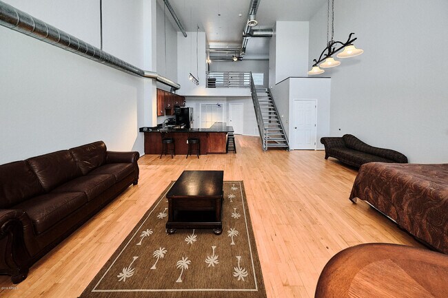 Building Photo - 424 S 2nd St