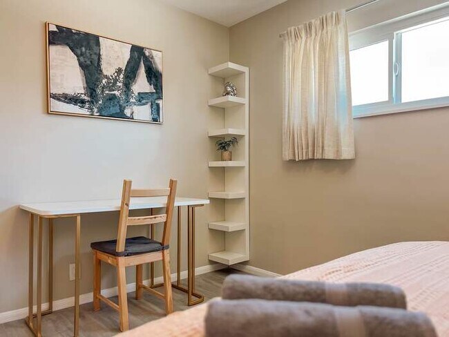 Building Photo - Modern Retreat with Spacious Yard & Cozy Interiors