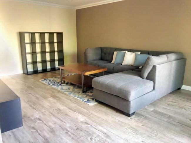 Building Photo - Beautifully updated house in Burbank Blvd ...