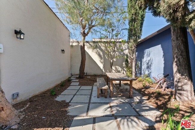 Building Photo - 123 N Orange Dr