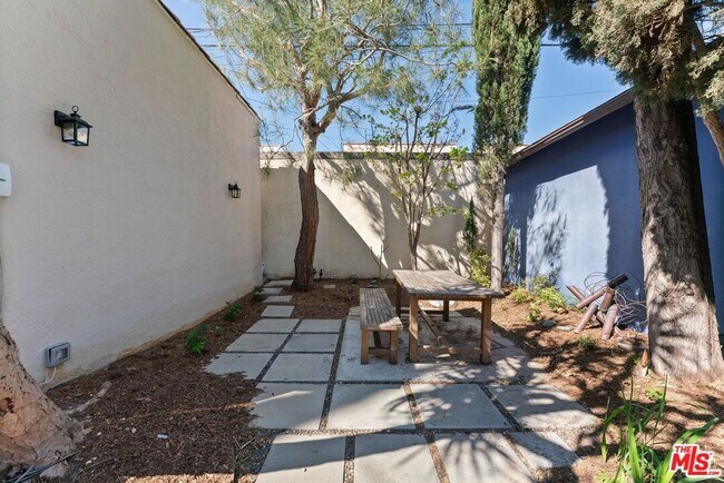 Building Photo - 125 N Orange Dr