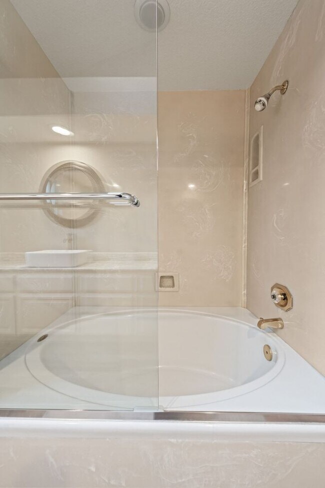 Building Photo - Luxury 4-Bedroom Home with Designer Upgrad...