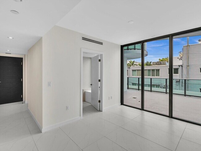 Building Photo - 9901 W Bay Harbor Dr