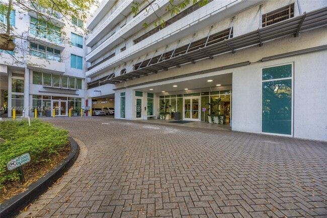 Building Photo - 1861 NW S River Dr