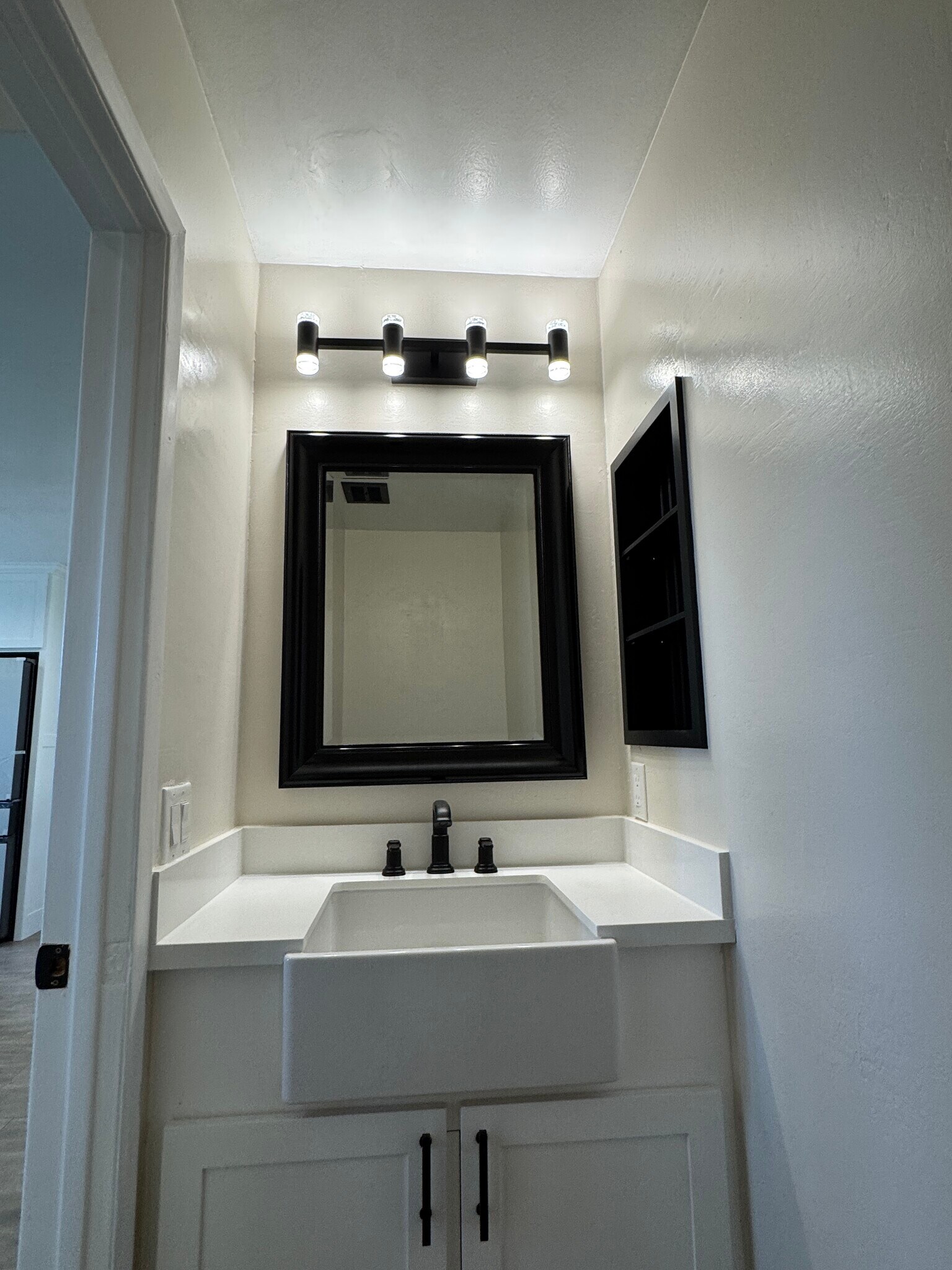 Building Photo - 568 Lomas Santa Fe Dr