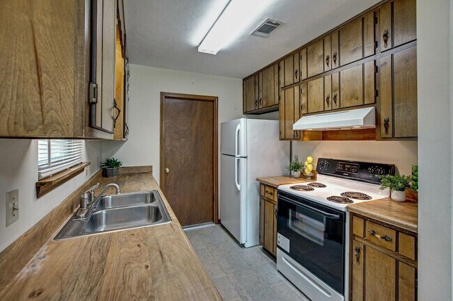 Building Photo - 3232 Riddle Dr