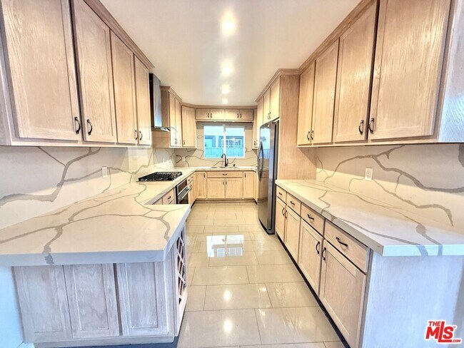 Building Photo - 2701 S Harcourt Ave