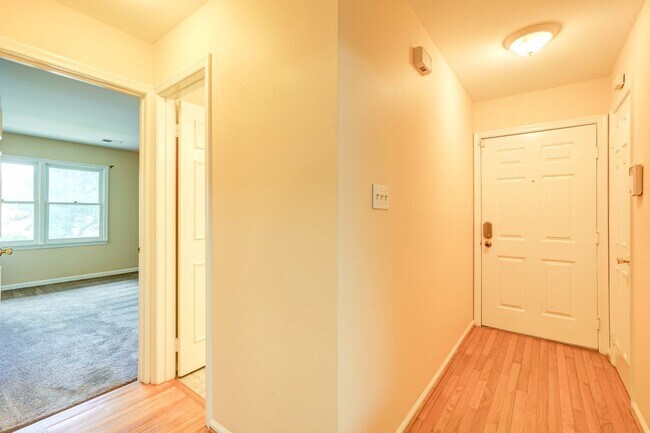 Building Photo - Beautiful 2-Bedroom 2-Bathroom Condo with ...