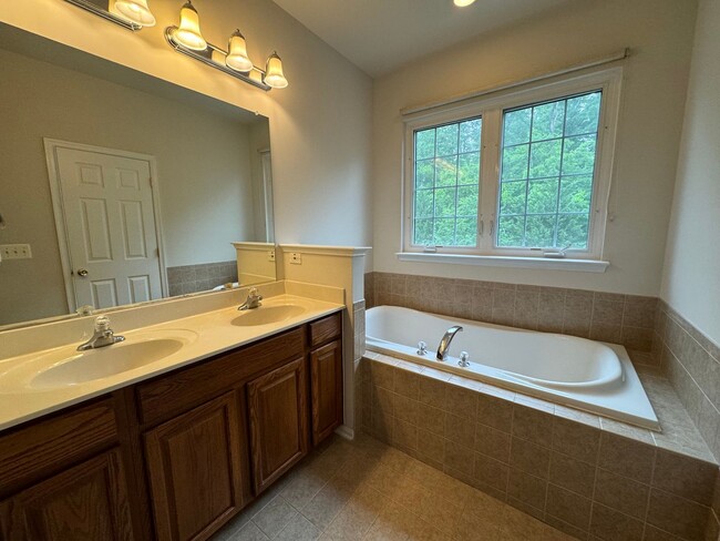 Building Photo - Fantastic 3 Bed 2.5 Bath Brick Townhome In...