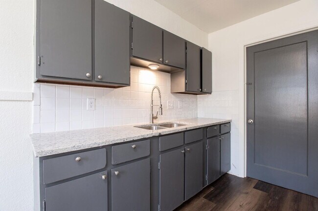 Building Photo - 1301 E Mount Vernon St