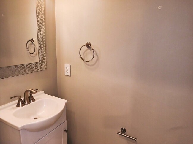 Building Photo - Exceptional End-Unit Townhome with Expansi...